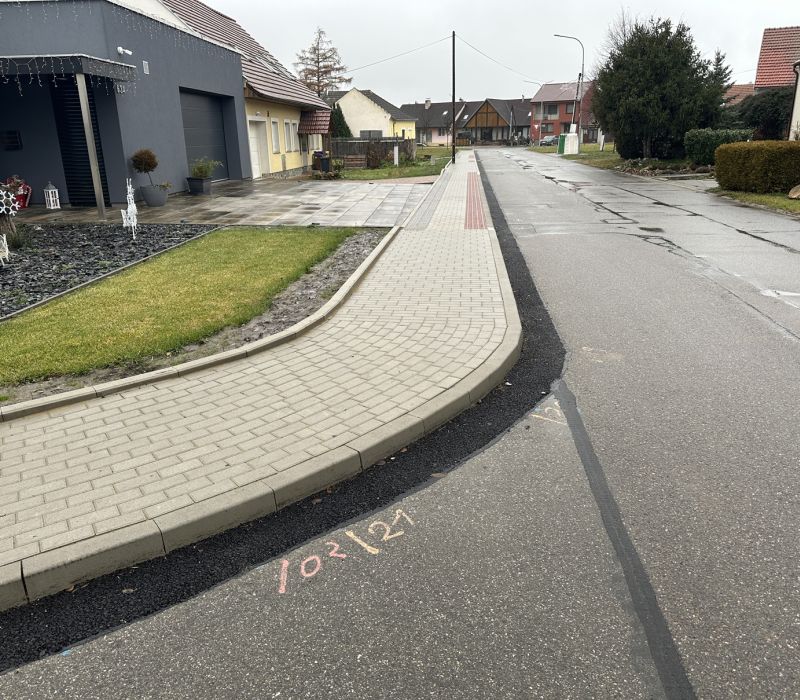 Březí – ul. Družstevní, chodníky